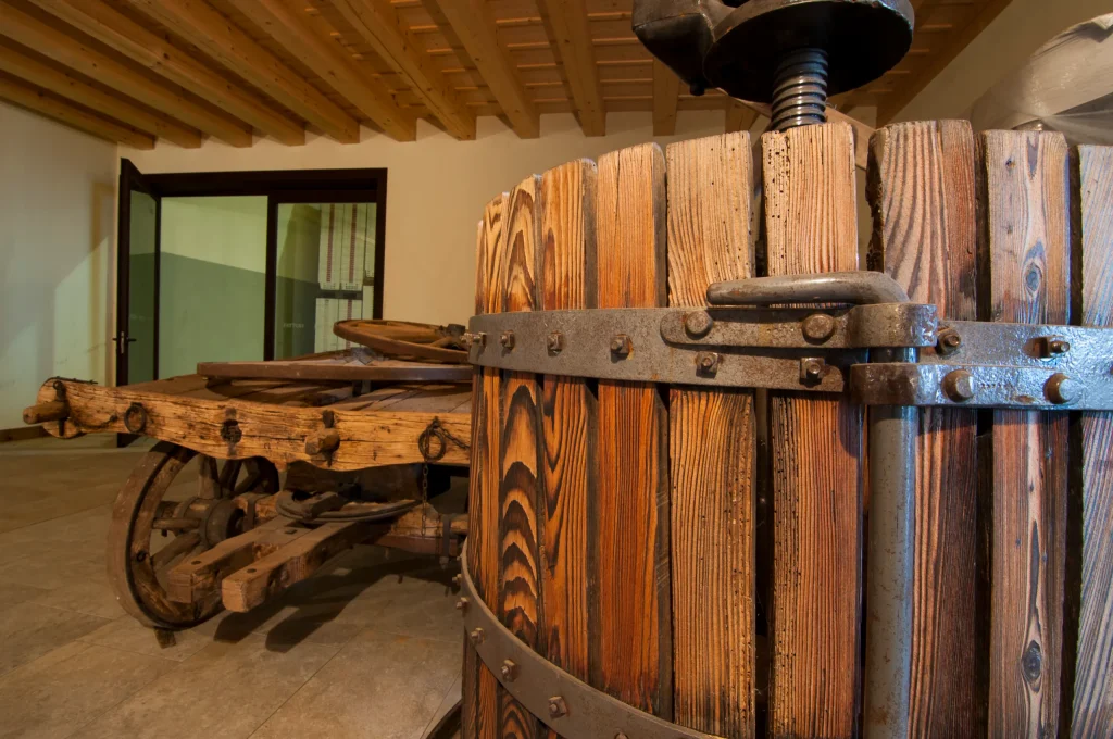 Antico torchio in legno conservato nella cantina Fattori