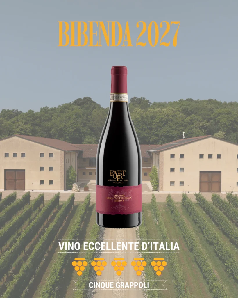 Grafica Bibenda 2027: bottiglia di Amarone della Valpolicella Riserva davanti alla cantina, con le scritte "Vino eccellente d'Italia" e "Cinque grappoli"