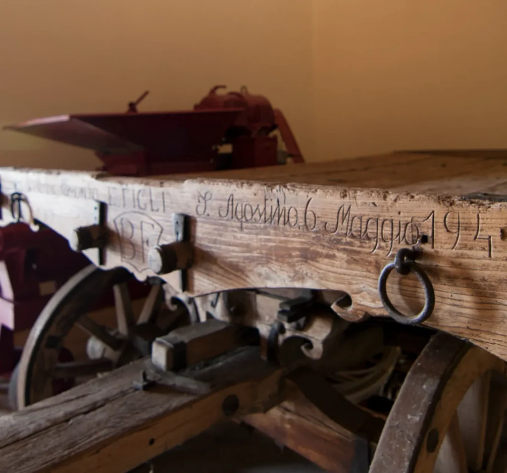 Un vecchio carro di legno conservato in cantina, con una data incisa