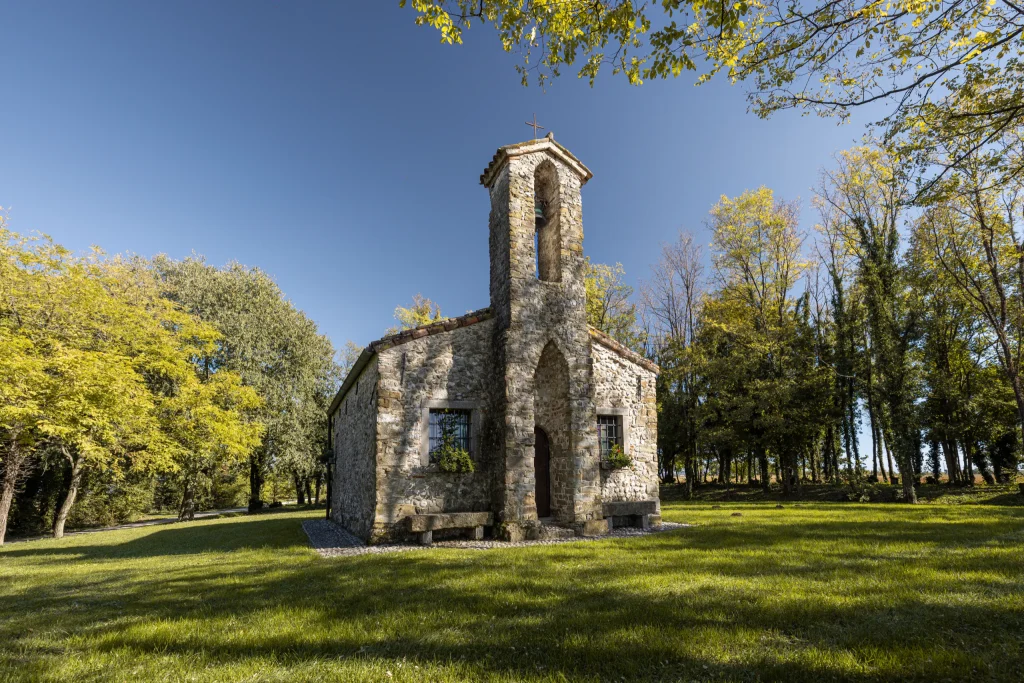 Chiesetta di pietra tra gli alberi